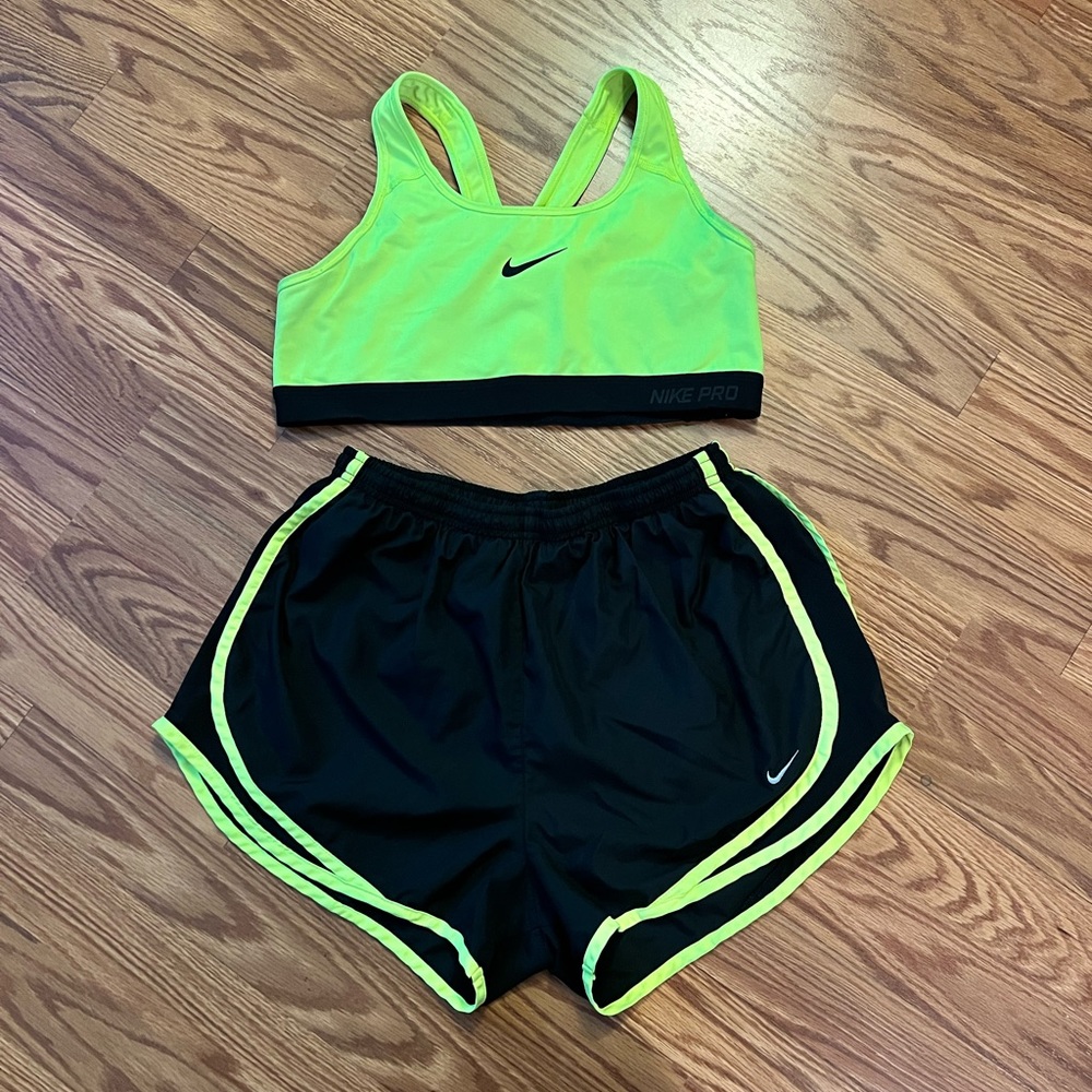 Nike Dry-Fit Set - Shorts & Sports Bra